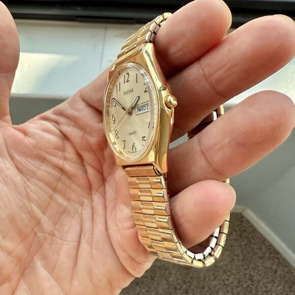 Vintage Pulsar V533-8A70 Gold Tone Quartz Men’s Watch Day Date Stretch Band 34mm - Picture 4 of 7